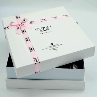Купить белые роскошные подарочные коробки 300g коробка личной заботы MDF Skincare 30cm x 30cm упаковывая с лентой online manufacture