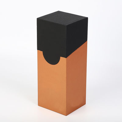 роскошные одиночные подарочные коробки бутылки вискиа рябиновки вина слегка ударяют открытую верхнюю твердую картонную коробку